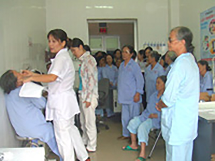 診察を待つベトナムの患者さんたち